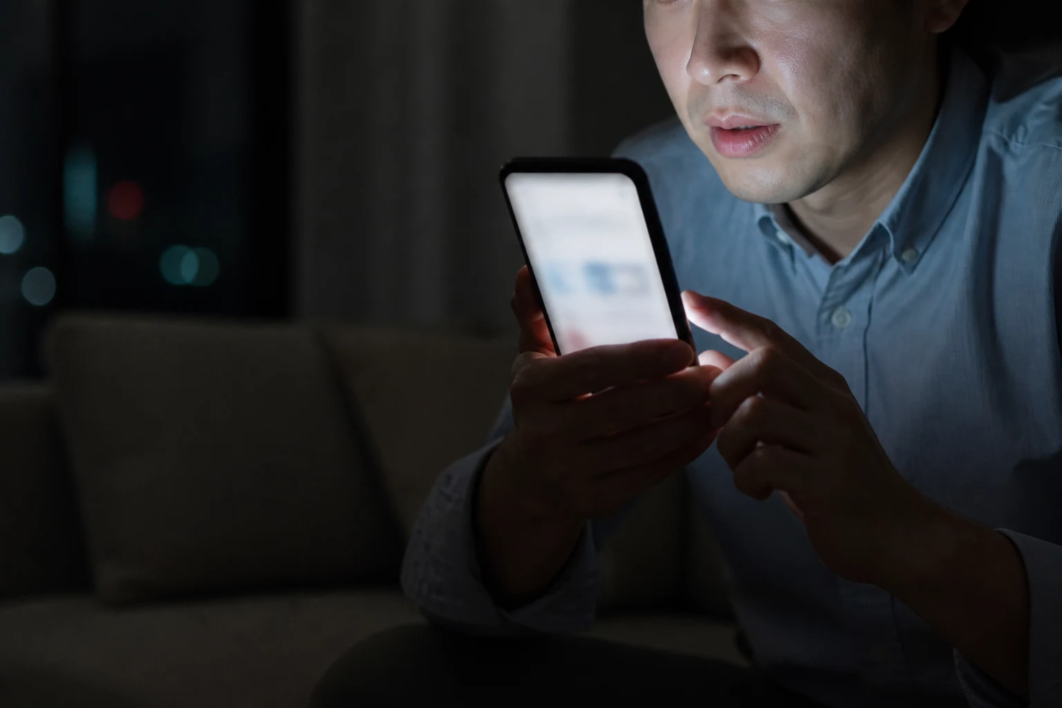 늦은 밤 스마트폰으로 병원을 검색하는 모습